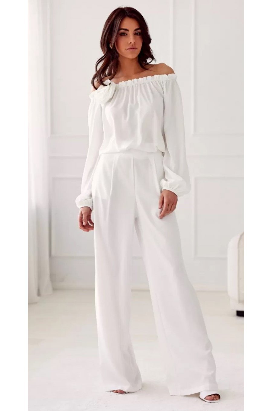 Bluza dama cu floare, din satin, alba, cu umerii goi si maneca lunga, RosieR Bluza dama cu floare, din satin, alba, cu umerii goi si maneca lunga, RosieR 4 - jojofashion.ro