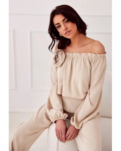 Bluza dama cu floare, din satin, bej, cu umerii goi si maneca lunga, RosieR Bluze dama, Bluza dama cu floare, din satin, bej, cu umerii goi si maneca lunga, RosieR - jojofashion.ro