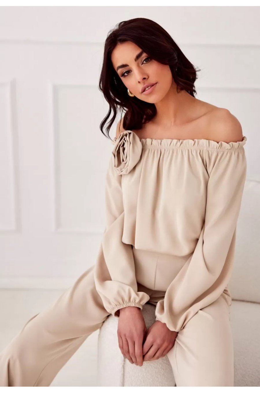 Bluza dama cu floare, din satin, bej, cu umerii goi si maneca lunga, RosieR Bluza dama cu floare, din satin, bej, cu umerii goi si maneca lunga, RosieR 1 - jojofashion.ro