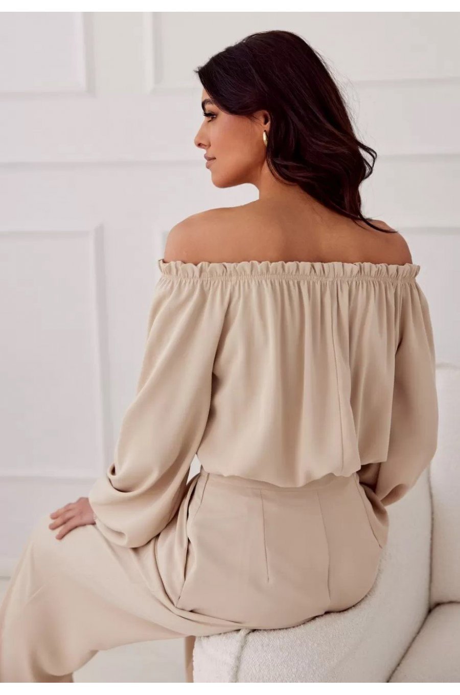 Bluza dama cu floare, din satin, bej, cu umerii goi si maneca lunga, RosieR Bluza dama cu floare, din satin, bej, cu umerii goi si maneca lunga, RosieR 2 - jojofashion.ro