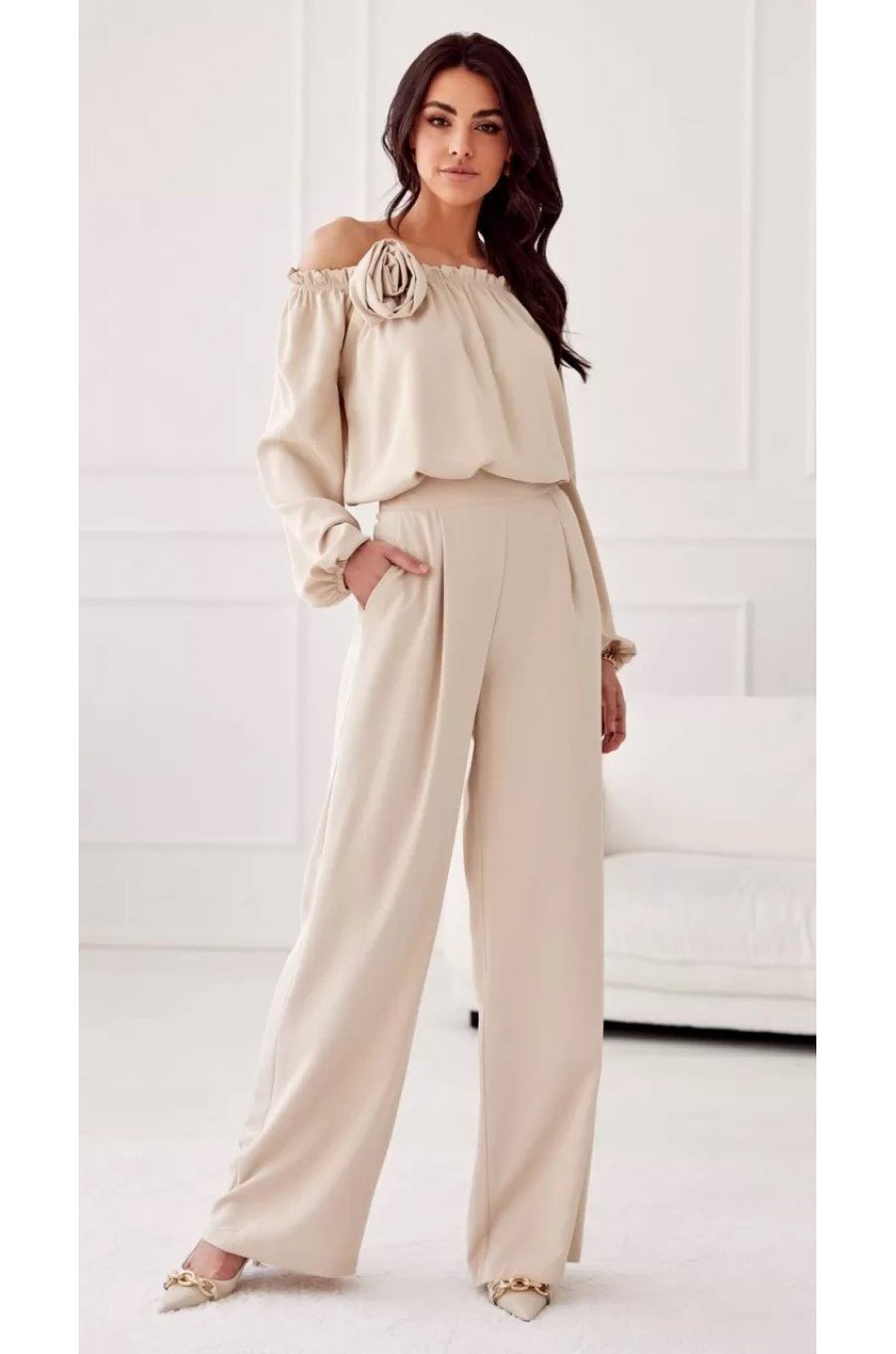 Bluza dama cu floare, din satin, bej, cu umerii goi si maneca lunga, RosieR Bluza dama cu floare, din satin, bej, cu umerii goi si maneca lunga, RosieR 3 - jojofashion.ro