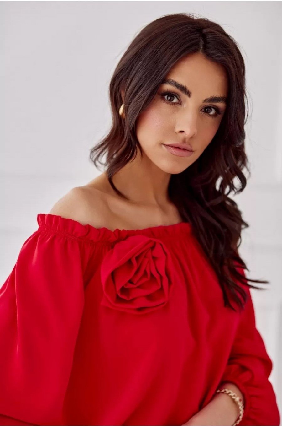 Bluza dama cu floare, din satin, rosie, cu umerii goi si maneca lunga, RosieR Bluza dama cu floare, din satin, rosie, cu umerii goi si maneca lunga, RosieR 4 - jojofashion.ro