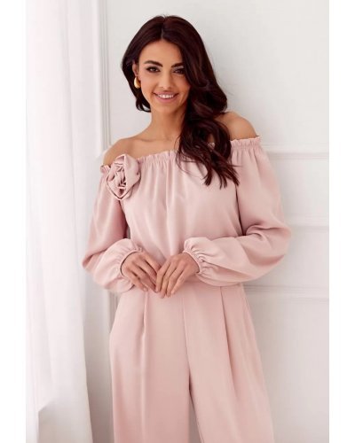 Bluza dama cu floare, din satin, roz pudra, cu umerii goi si maneca lunga, RosieR Bluze dama, Bluza dama cu floare, din satin, roz pudra, cu umerii goi si maneca lunga, RosieR - jojofashion.ro