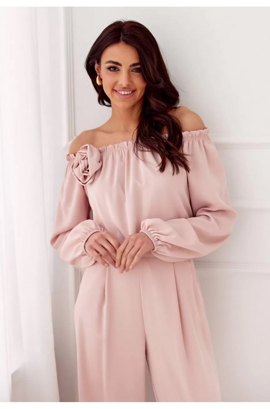 Bluza dama cu floare, din satin, roz pudra, cu umerii goi si maneca lunga, RosieR 1 - jojofashion.ro
