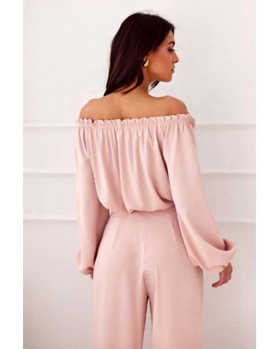 Bluza dama cu floare, din satin, roz pudra, cu umerii goi si maneca lunga, RosieR Bluze dama, Bluza dama cu floare, din satin, roz pudra, cu umerii goi si maneca lunga, RosieR - jojofashion.ro