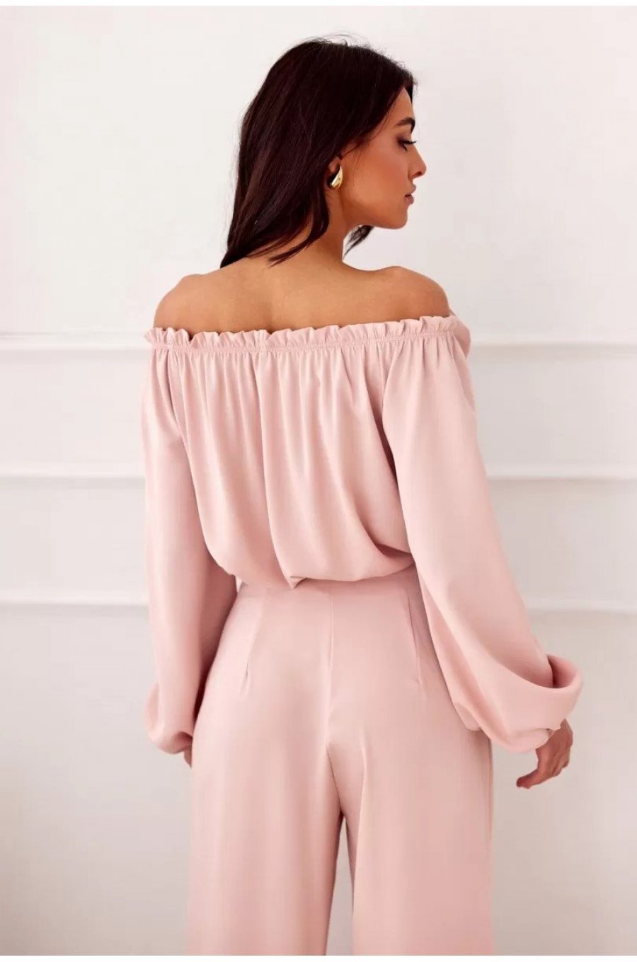 Bluza dama cu floare, din satin, roz pudra, cu umerii goi si maneca lunga, RosieR 2 - jojofashion.ro