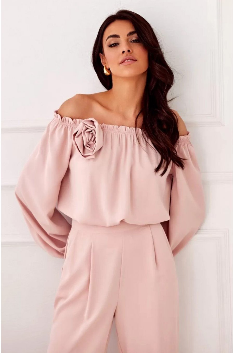 Bluza dama cu floare, din satin, roz pudra, cu umerii goi si maneca lunga, RosieR 3 - jojofashion.ro