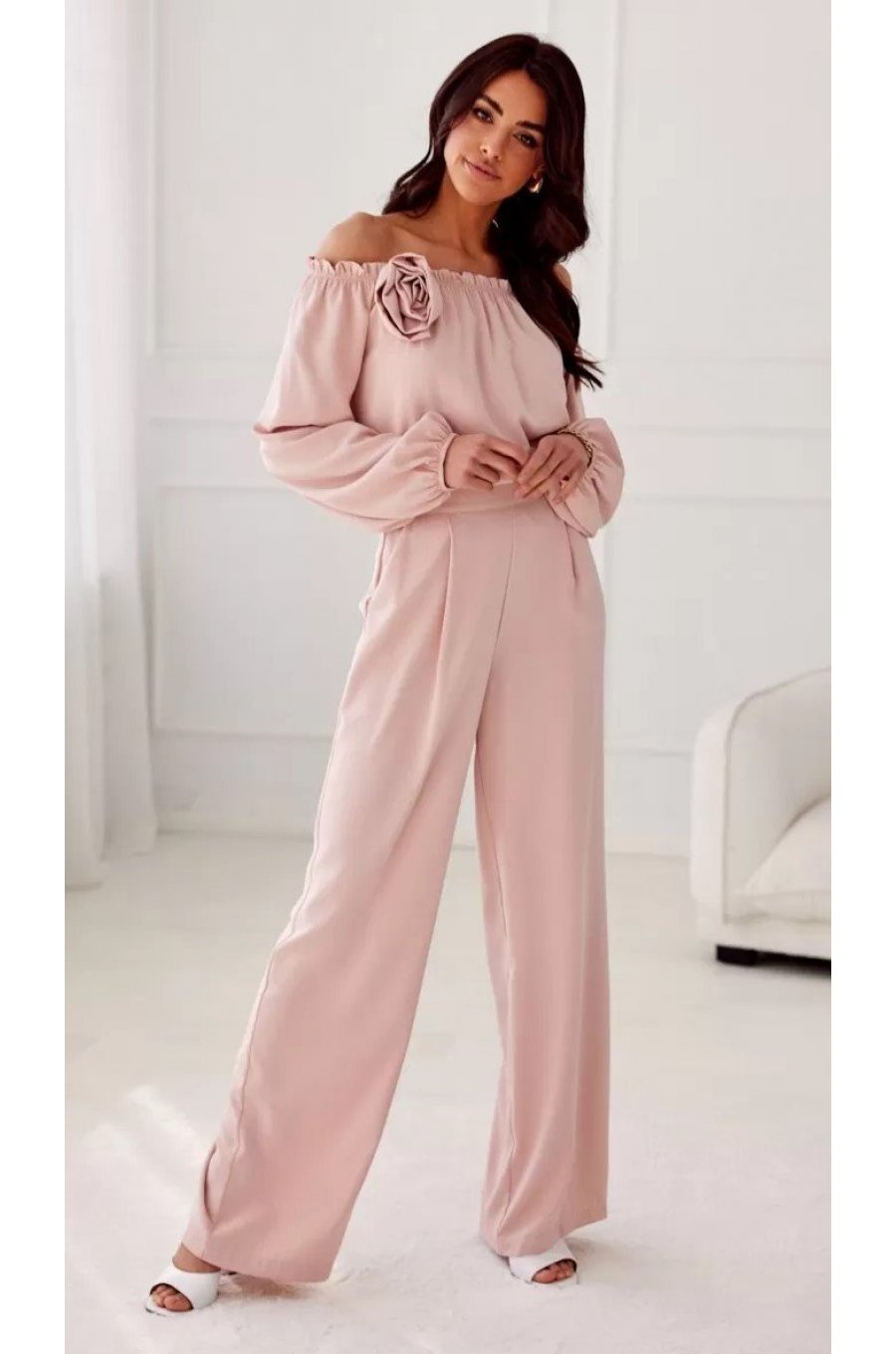 Bluza dama cu floare, din satin, roz pudra, cu umerii goi si maneca lunga, RosieR 4 - jojofashion.ro