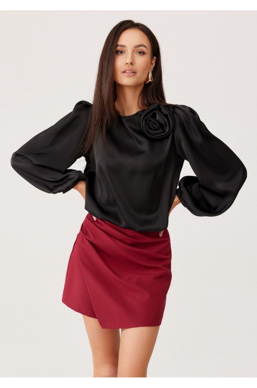 Bluza dama neagra din satin cu floare si maneca lunga EvelynR Bluza dama neagra din satin cu floare si maneca lunga EvelynR 1 - jojofashion.ro