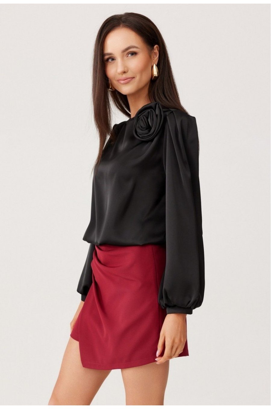 Bluza dama neagra din satin cu floare si maneca lunga EvelynR Bluza dama neagra din satin cu floare si maneca lunga EvelynR 4 - jojofashion.ro
