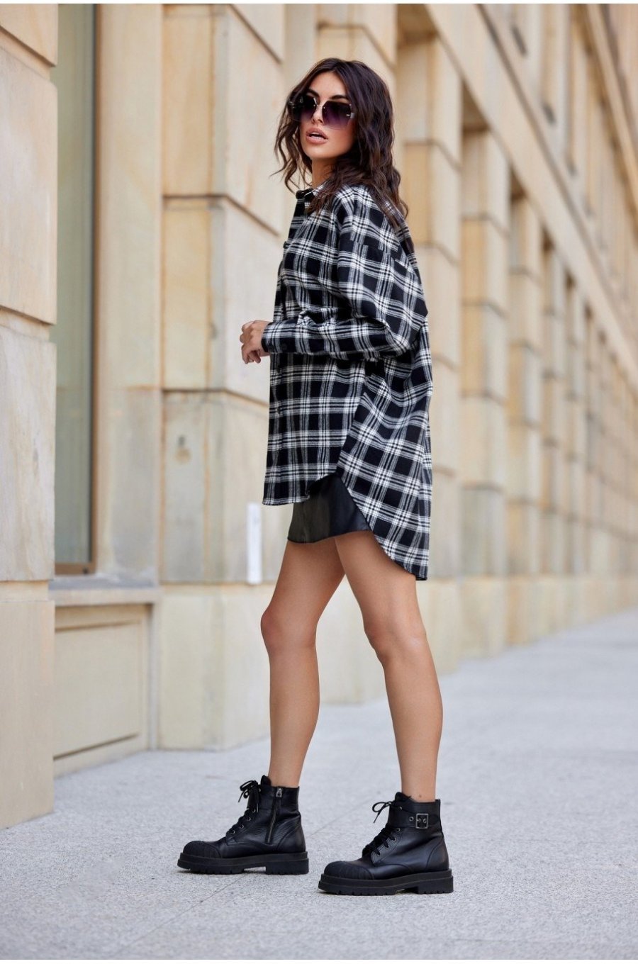 Camasa dama alba cu carouri negre, oversize, JoleneR Camasa dama alba cu carouri negre, oversize, JoleneR 2 - jojofashion.ro