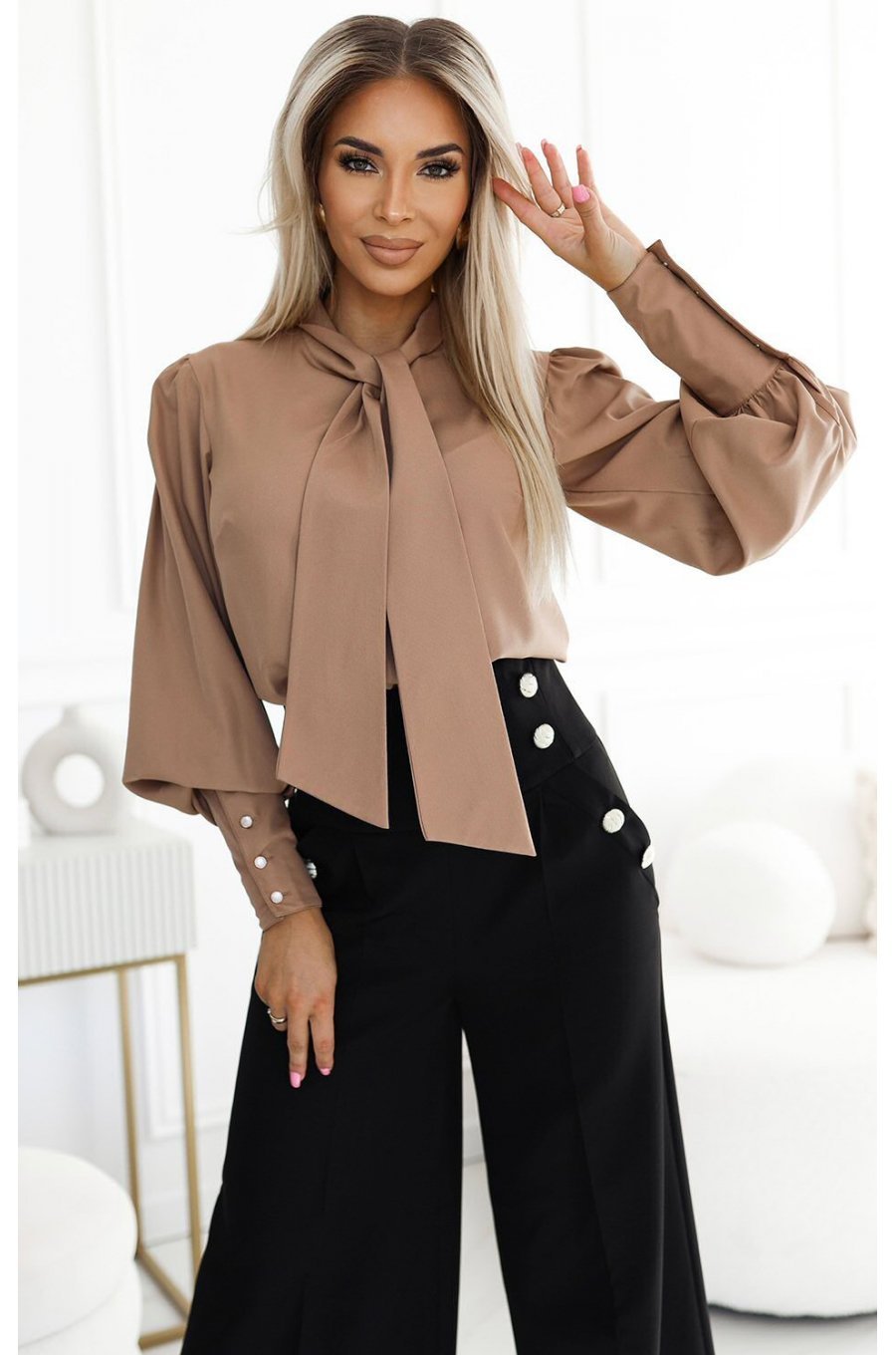 Bluza dama eleganta bej cu maneca lunga lejera Anouk Bluza dama eleganta bej cu maneca lunga lejera Anouk 1 - jojofashion.ro