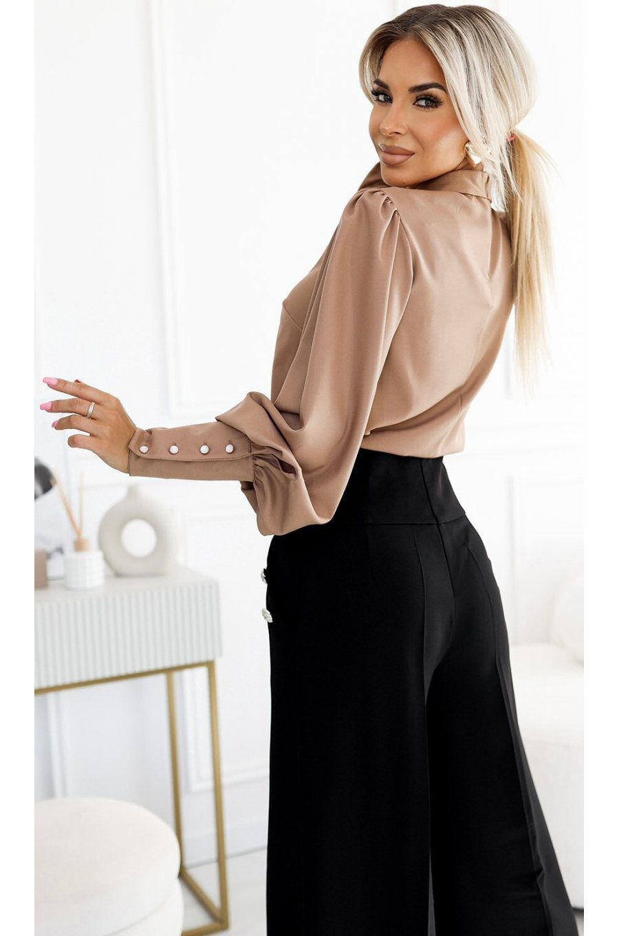 Bluza dama eleganta bej cu maneca lunga lejera Anouk Bluza dama eleganta bej cu maneca lunga lejera Anouk 3 - jojofashion.ro