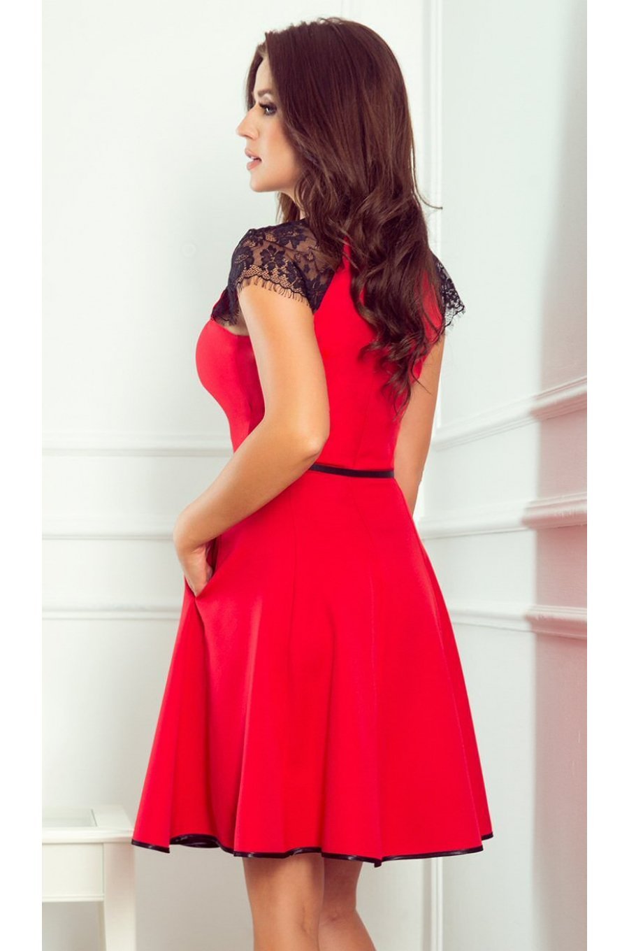 Rochie rosie scurta in clos cu maneca scurta din dantela neagra si curea Sadira 2 - jojofashion.ro