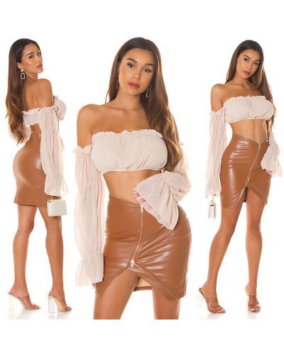 Tinuta crop top bej cu maneca lunga, fusta piele maro, geanta bej cu perle Lisette Tinute de club, Tinuta crop top bej cu maneca lunga, fusta piele maro, geanta bej cu perle Lisette - jojofashion.ro