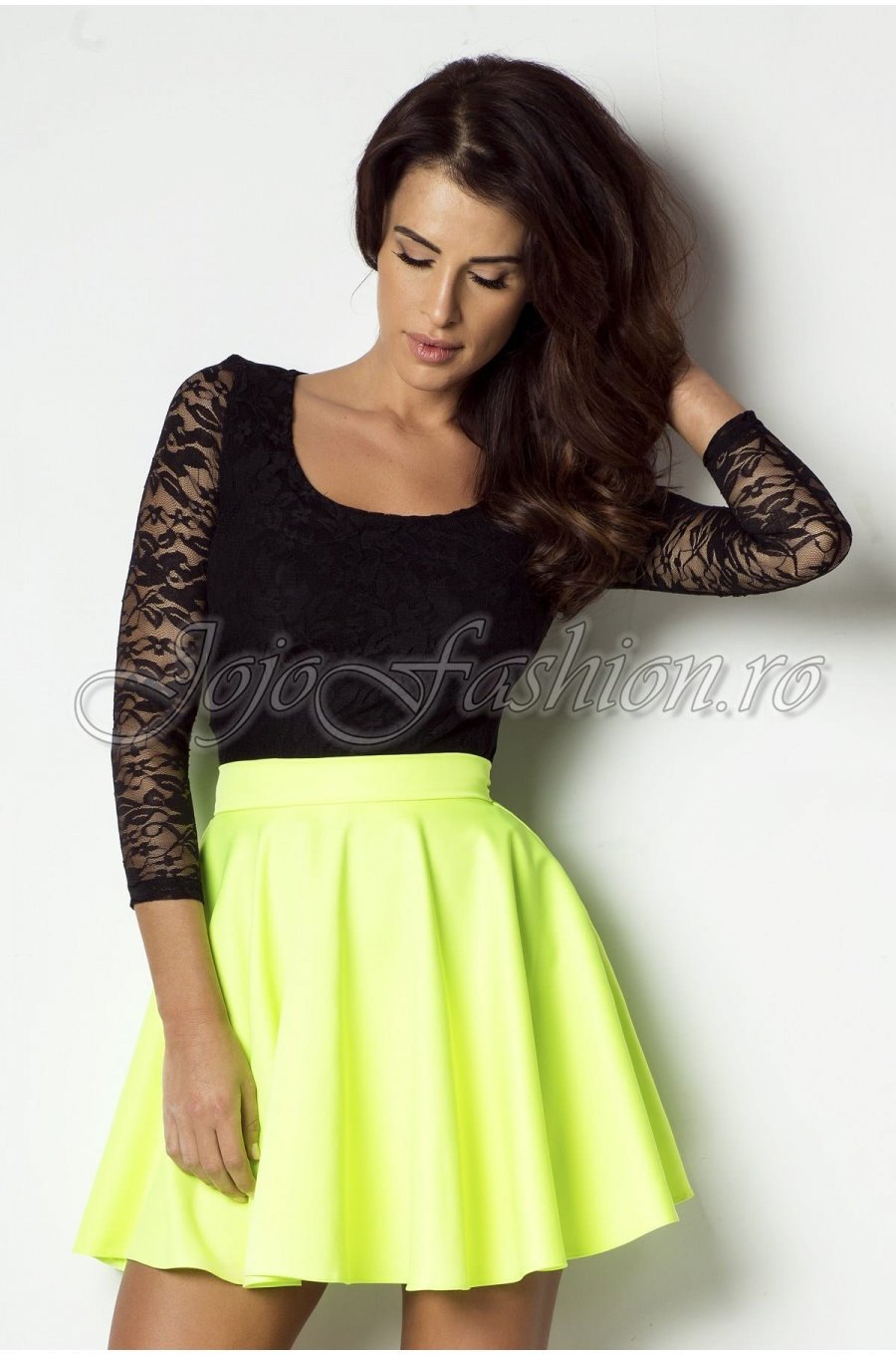 Fusta scurta in clos din vascoza verde neon Saga Fusta scurta in clos din vascoza verde neon Saga 1 - jojofashion.ro