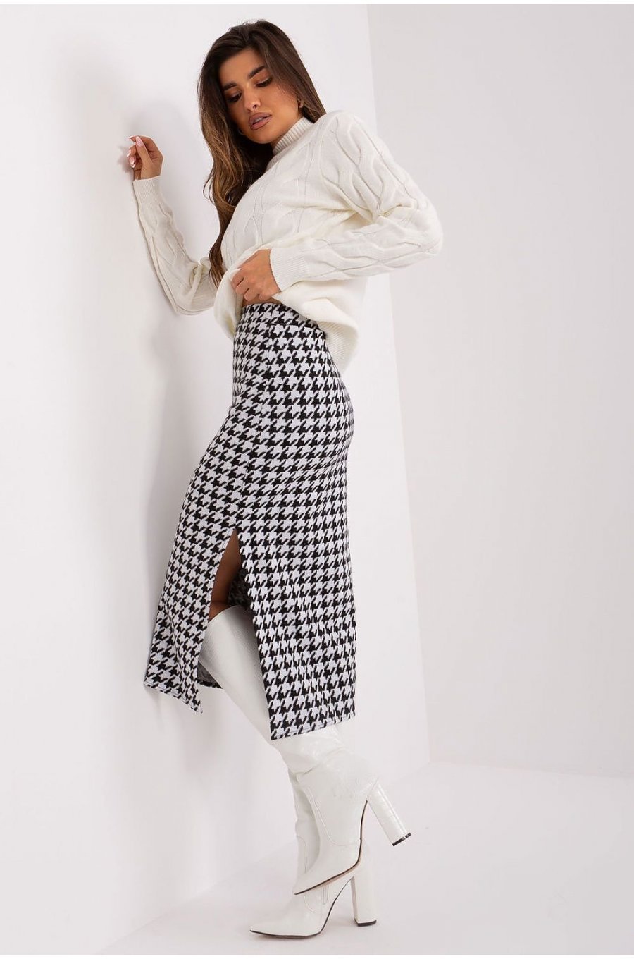 Fusta tip creion, din bumbac, midi, alba cu print negru, crapata pe picior, Aidra 2 - jojofashion.ro