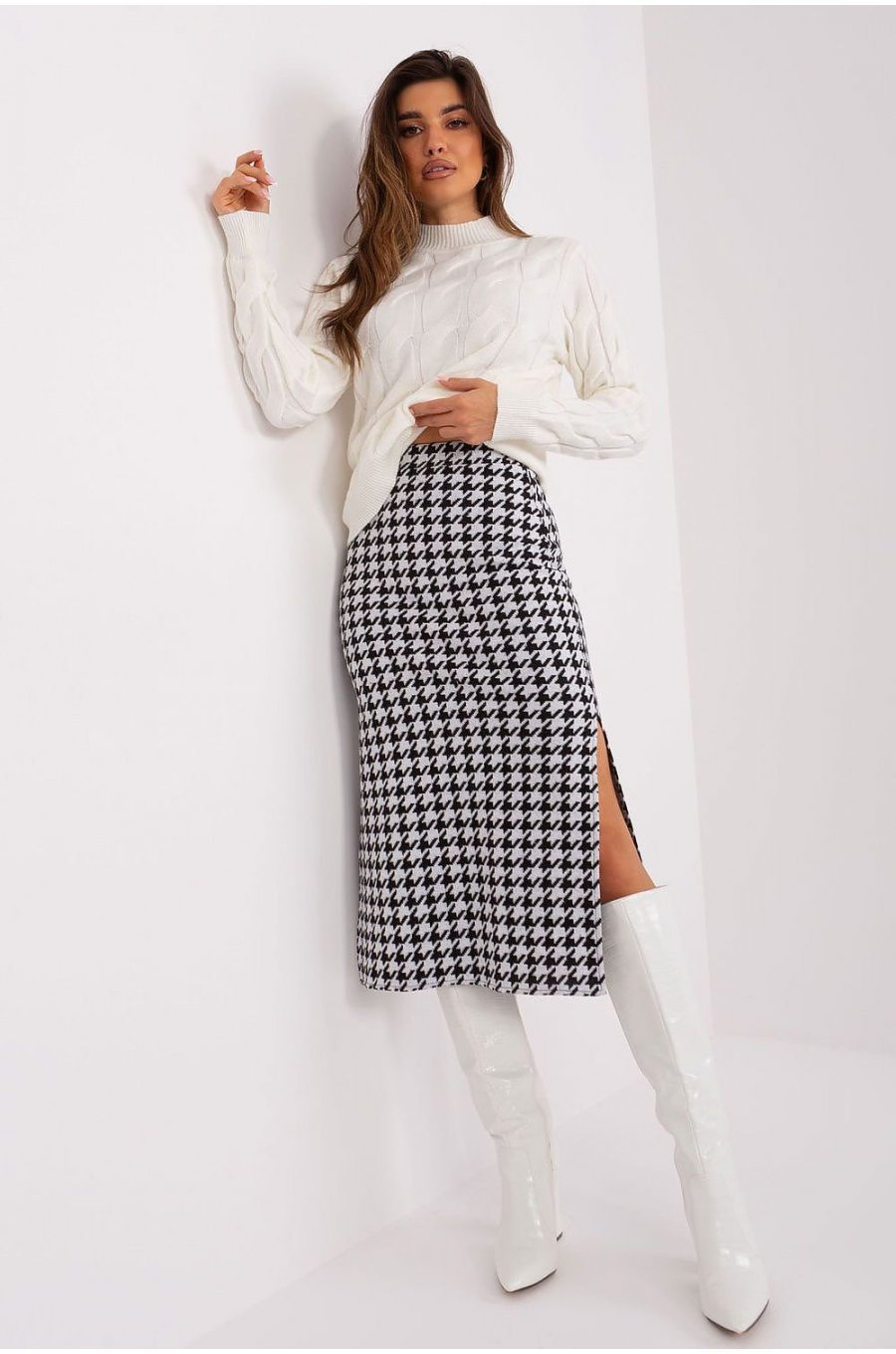 Fusta tip creion, din bumbac, midi, alba cu print negru, crapata pe picior, Aidra 3 - jojofashion.ro