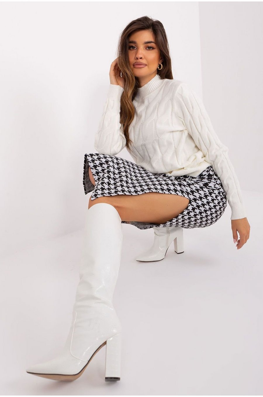 Fusta tip creion, din bumbac, midi, alba cu print negru, crapata pe picior, Aidra 5 - jojofashion.ro
