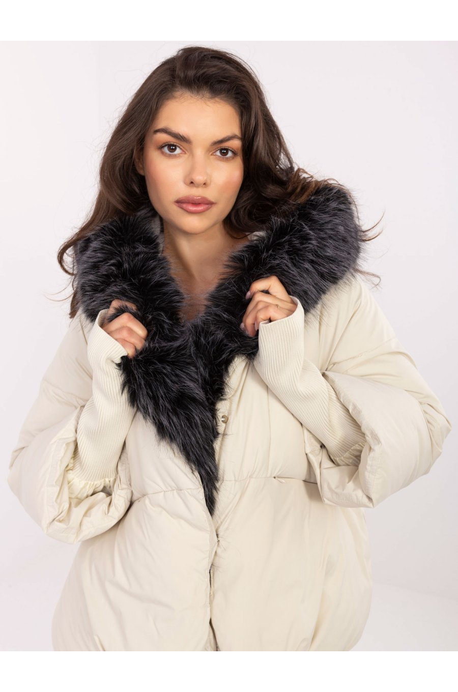 Geaca dama iarna bej cu gluga si blana eco Solenne 4 - jojofashion.ro