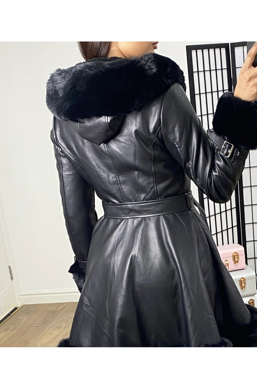 Geaca dama de iarna in clos piele eco neagra cu blanita si gluga Jojo 2 - jojofashion.ro