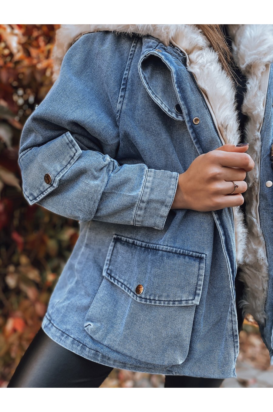Geaca dama oversize denim albastru cu guler din blanita bej Nicky 3 - jojofashion.ro