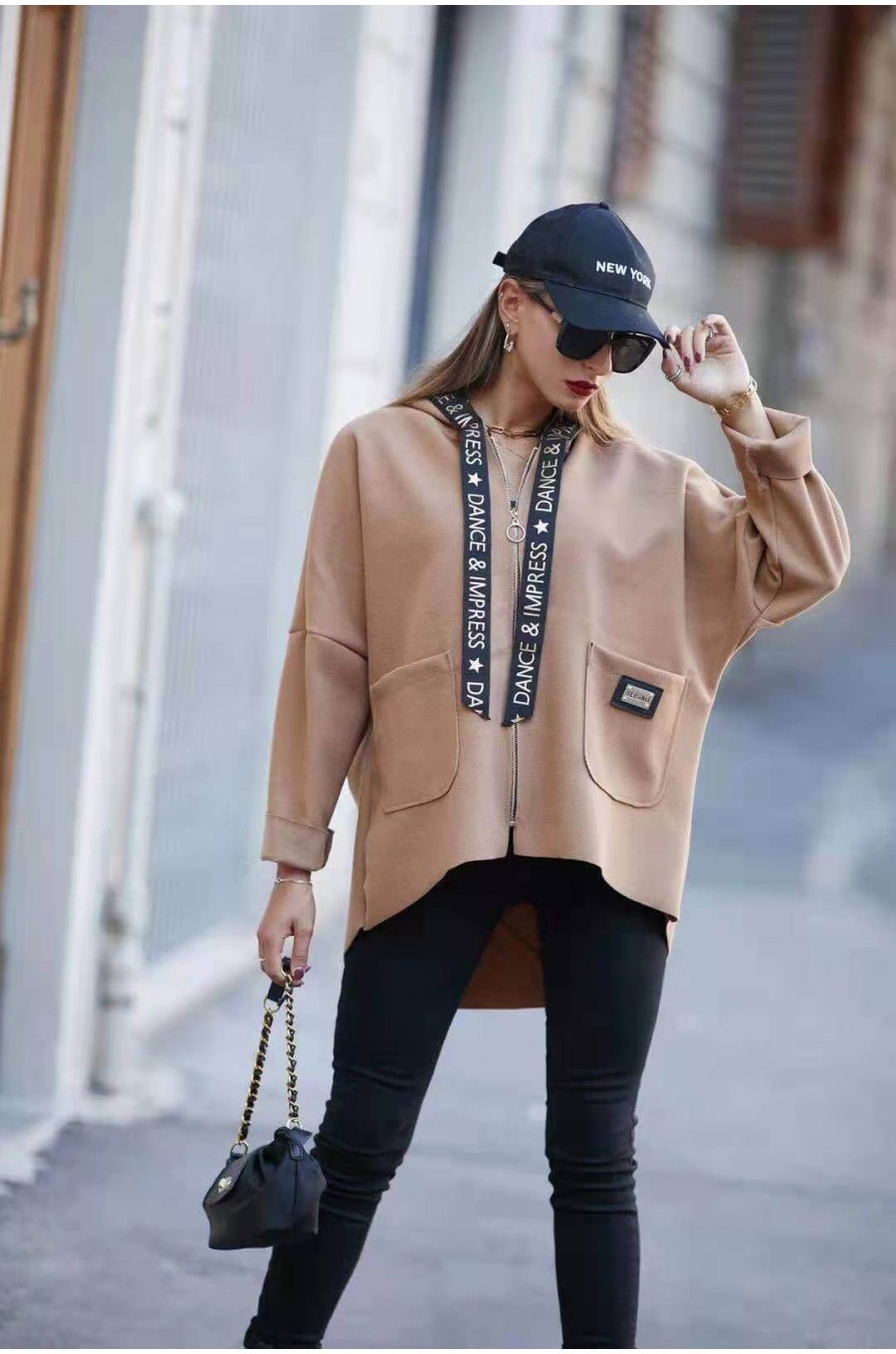 Jacheta dama scurta bej cu gluga oversiz Louise Jacheta dama scurta bej cu gluga oversiz Louise 1 - jojofashion.ro