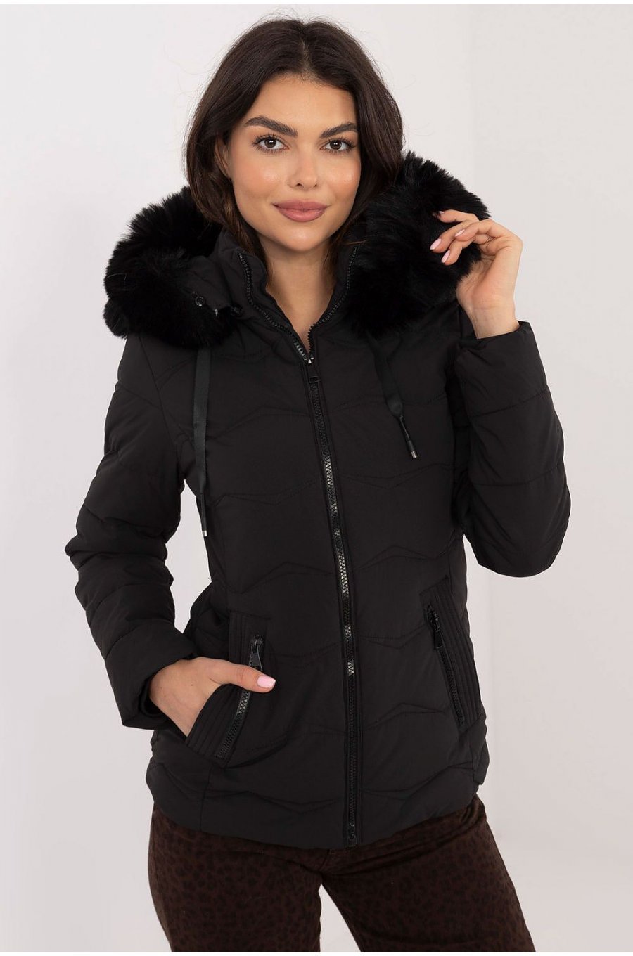Geaca dama de iarna matlasata, neagra, cu gluga si blanita, Idana1 Geaca dama de iarna matlasata, neagra, cu gluga si blanita, Idana1 1 - jojofashion.ro