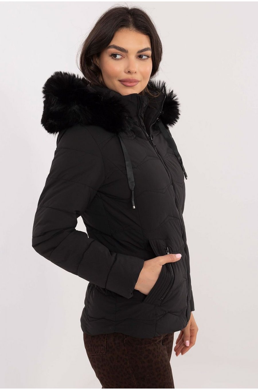Geaca dama de iarna matlasata, neagra, cu gluga si blanita, Idana1 Geaca dama de iarna matlasata, neagra, cu gluga si blanita, Idana1 2 - jojofashion.ro