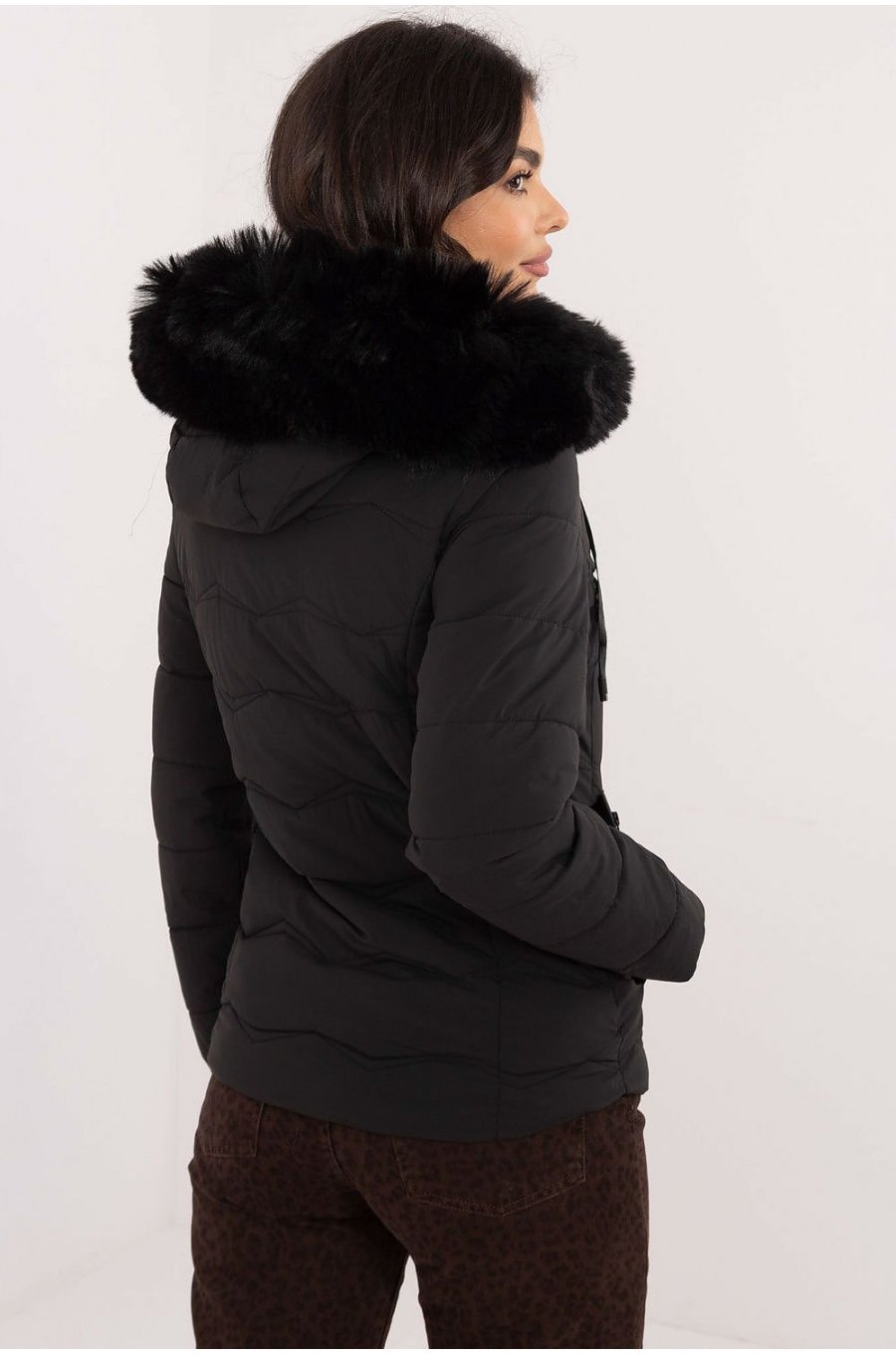 Geaca dama de iarna matlasata, neagra, cu gluga si blanita, Idana1 Geaca dama de iarna matlasata, neagra, cu gluga si blanita, Idana1 3 - jojofashion.ro