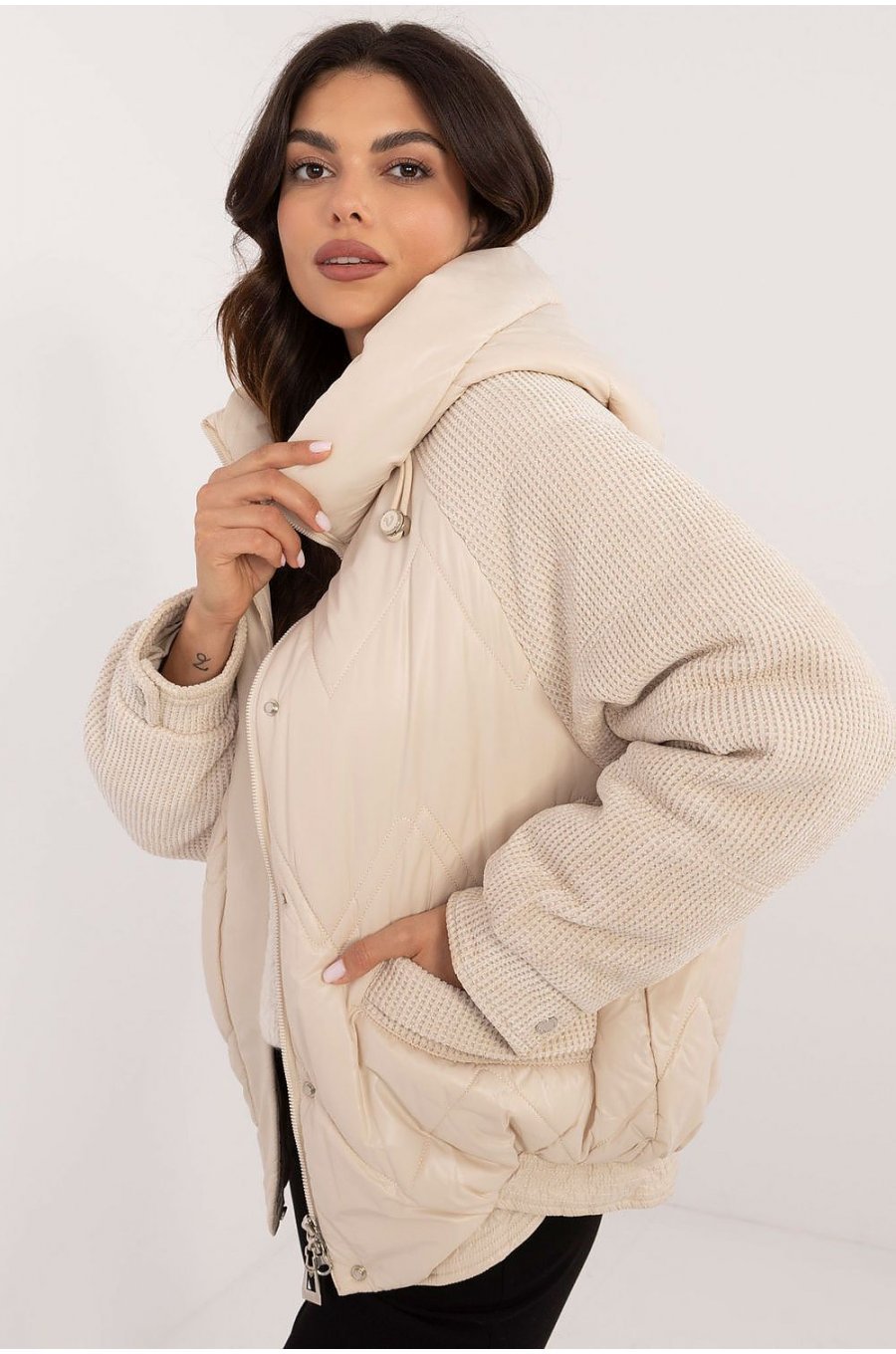 Geaca dama de iarna scurta, cu maneci din catifea, bej, matlasata, Franky 2 - jojofashion.ro