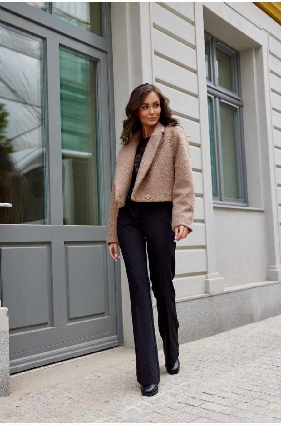 Geaca dama de toamna scurta, cappuccino, cu revere si nasturi mari, Renate 2 - jojofashion.ro