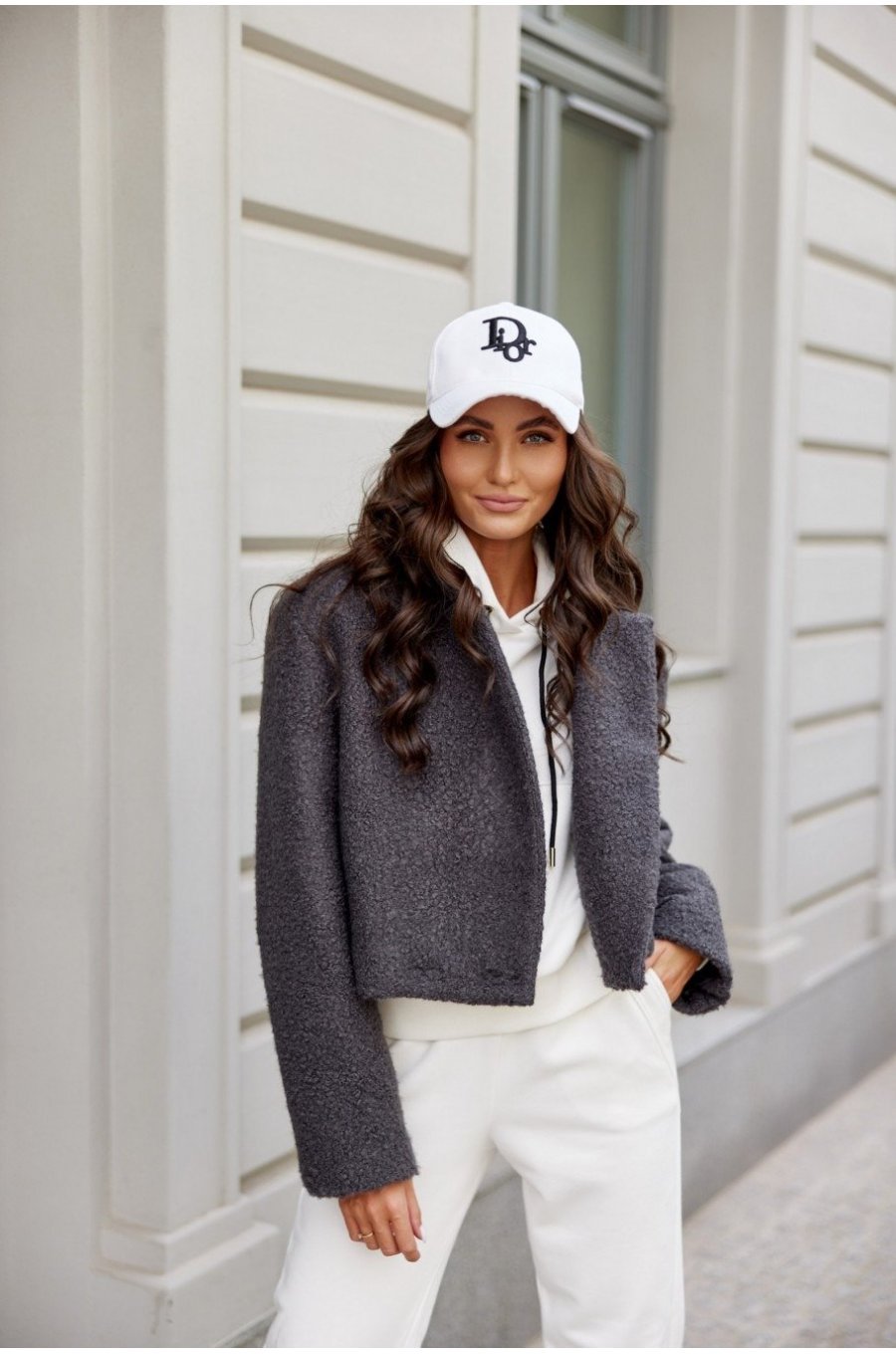 Geaca dama de toamna scurta, gri, cu revere si nasturi mari, Renate Geaca dama de toamna scurta, gri, cu revere si nasturi mari, Renate 1 - jojofashion.ro