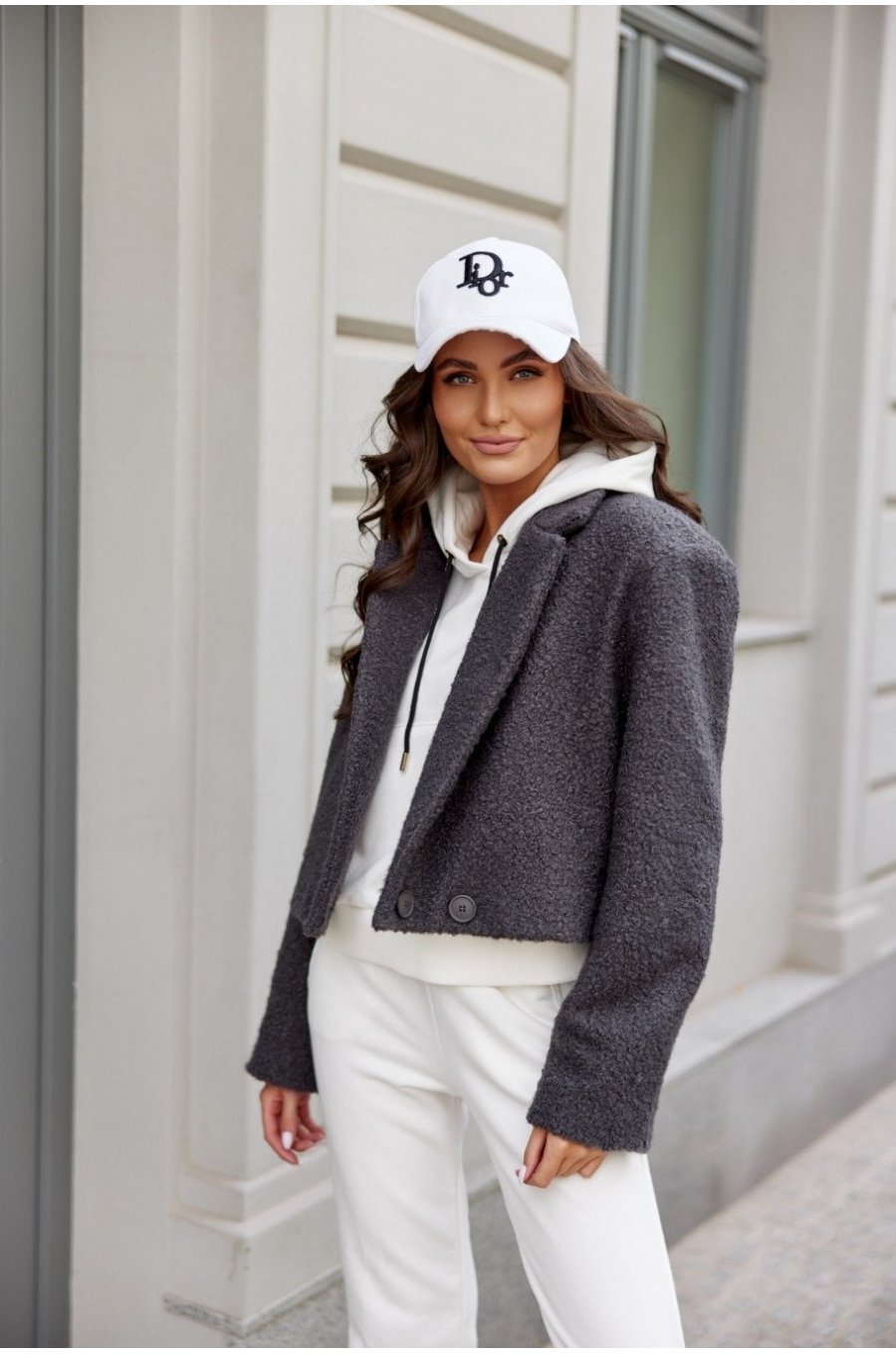 Geaca dama de toamna scurta, gri, cu revere si nasturi mari, Renate Geaca dama de toamna scurta, gri, cu revere si nasturi mari, Renate 2 - jojofashion.ro