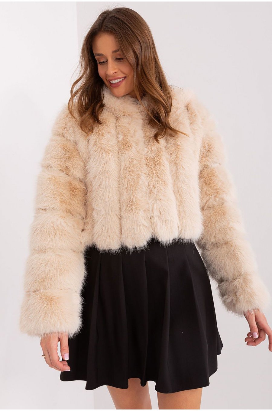 Geaca dama scurta, din blana eco, bej, cu gluga, Lubelle1 Geaca dama scurta, din blana eco, bej, cu gluga, Lubelle1 1 - jojofashion.ro