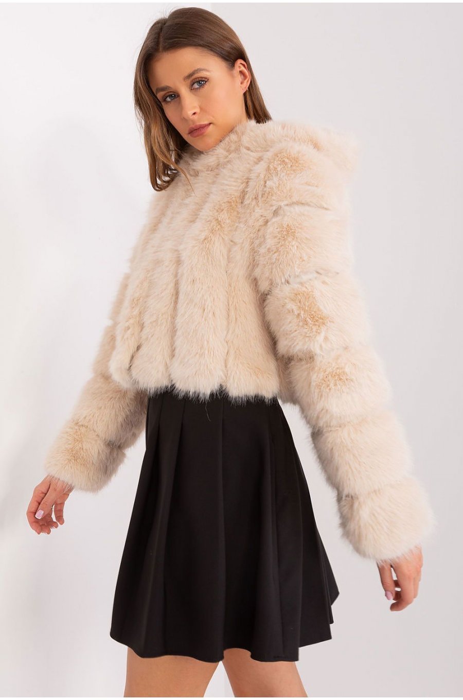 Geaca dama scurta, din blana eco, bej, cu gluga, Lubelle1 Geaca dama scurta, din blana eco, bej, cu gluga, Lubelle1 2 - jojofashion.ro