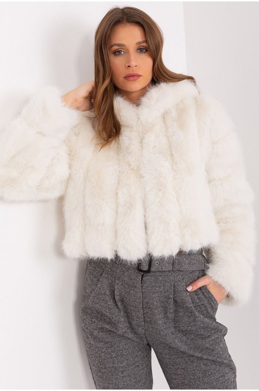 Geaca dama scurta, din blana eco, ecru, cu gluga, Lubelle9 Geaca dama scurta, din blana eco, ecru, cu gluga, Lubelle9 1 - jojofashion.ro