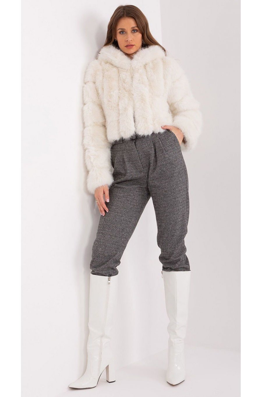 Geaca dama scurta, din blana eco, ecru, cu gluga, Lubelle9 Geaca dama scurta, din blana eco, ecru, cu gluga, Lubelle9 3 - jojofashion.ro