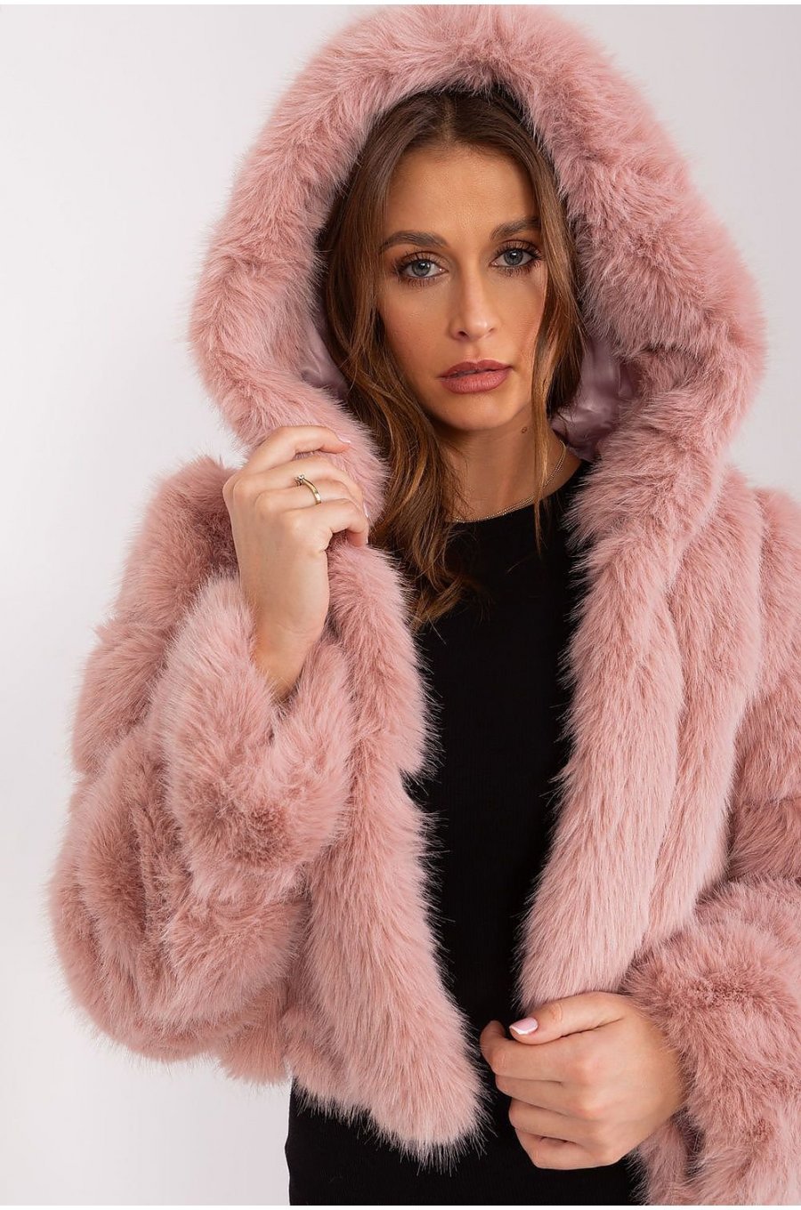 Geaca dama scurta, din blana eco, roz prafuit, cu gluga, Lubelle5 Geaca dama scurta, din blana eco, roz prafuit, cu gluga, Lubelle5 1 - jojofashion.ro