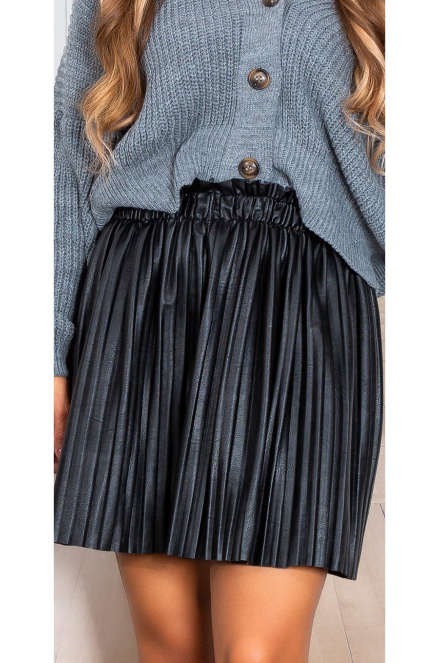 Fusta scurta plisata piele eco neagra Beverly Fusta scurta plisata piele eco neagra Beverly 1 - jojofashion.ro