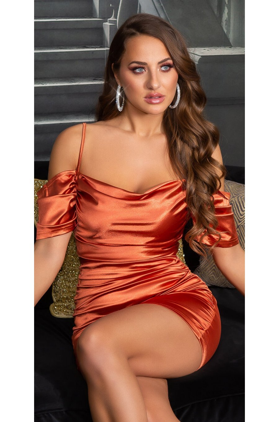 Rochie scurta mulata din satin bronz cu umerii goi Cher Rochie scurta mulata din satin bronz cu umerii goi Cher 6 - jojofashion.ro