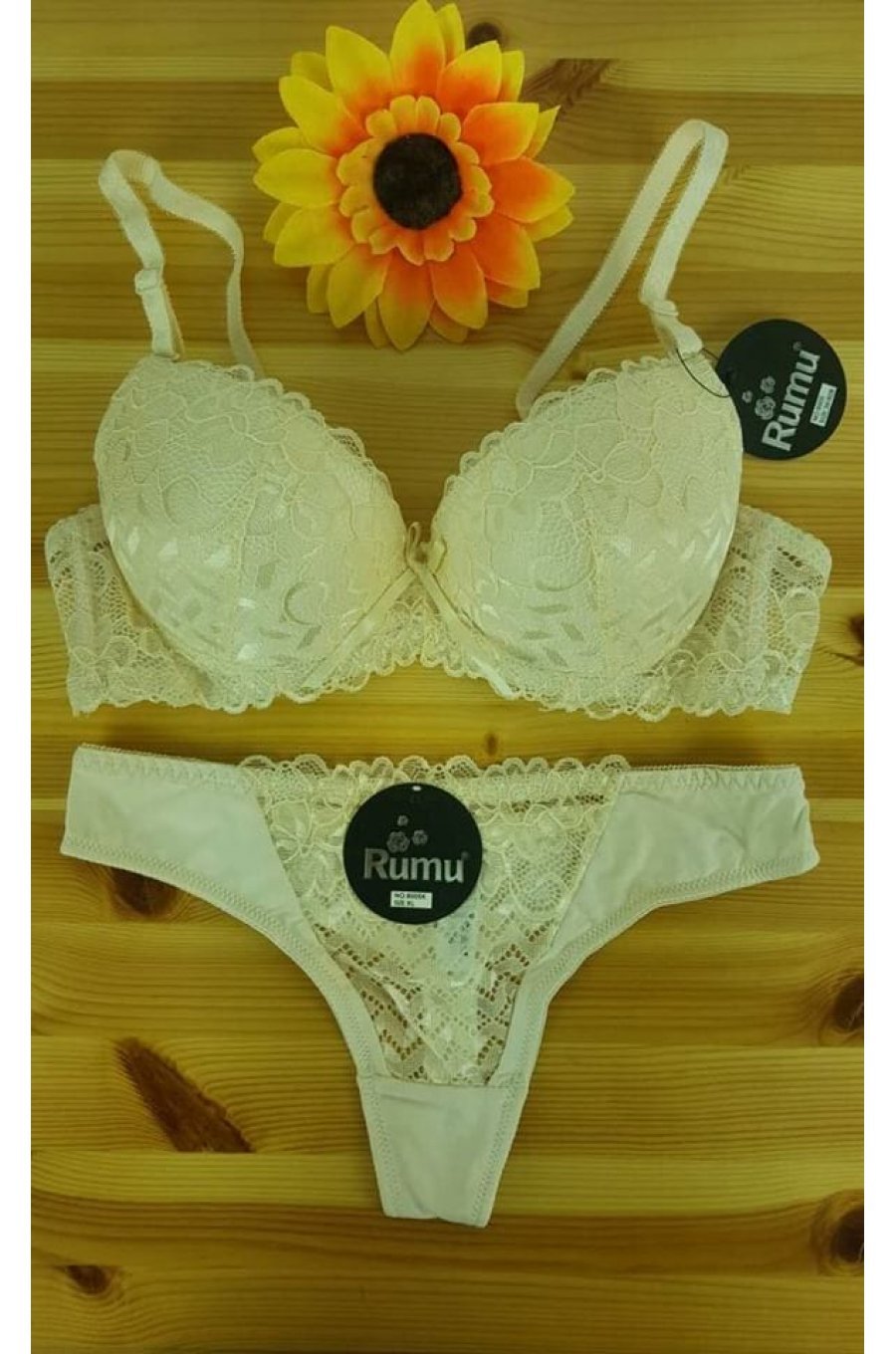 Set sutien si chilot dama din dantela bej Floris 1 - jojofashion.ro