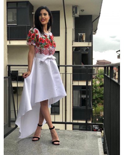 Rochie traditionala asimetrica, tafta alba si maci, cu trena, Byanca Rochie traditionala asimetrica, tafta alba si maci, cu trena, Byanca - jojofashion.ro