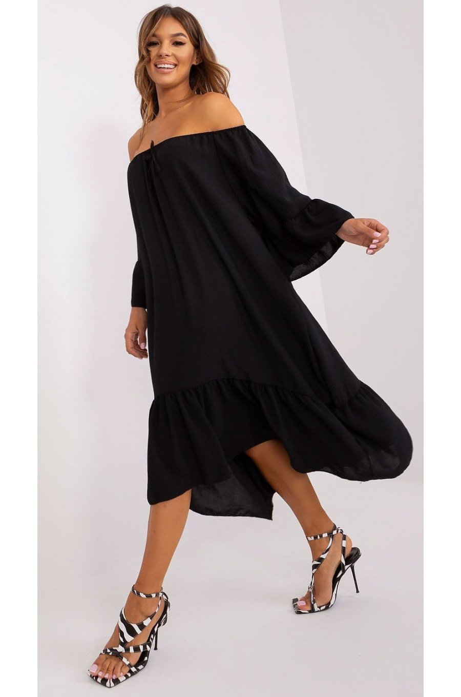 Rochie neagra vaporoasa midi cu volane oversize Makadamia 2 - jojofashion.ro