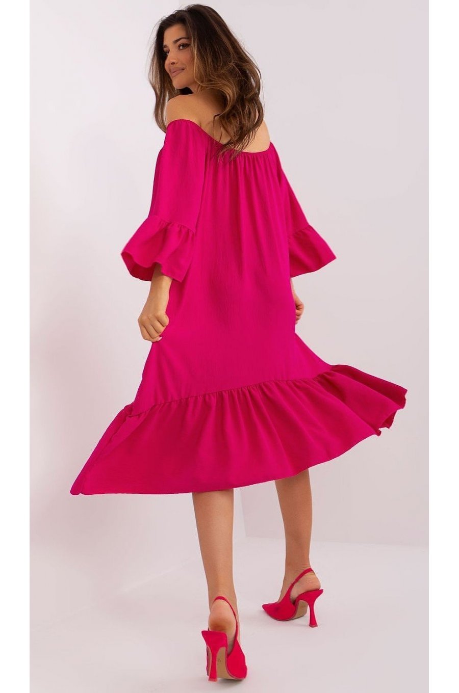 Rochie midi roz fucsia vaporoasa cu volane oversize Makadamia 2 - jojofashion.ro