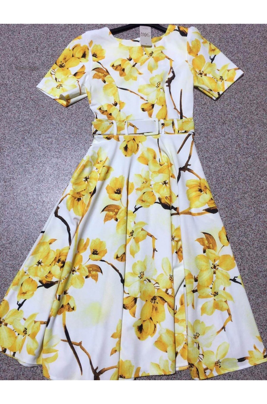 Rochie de vara alba cu flori galbene in clos Adelaide 2 - jojofashion.ro