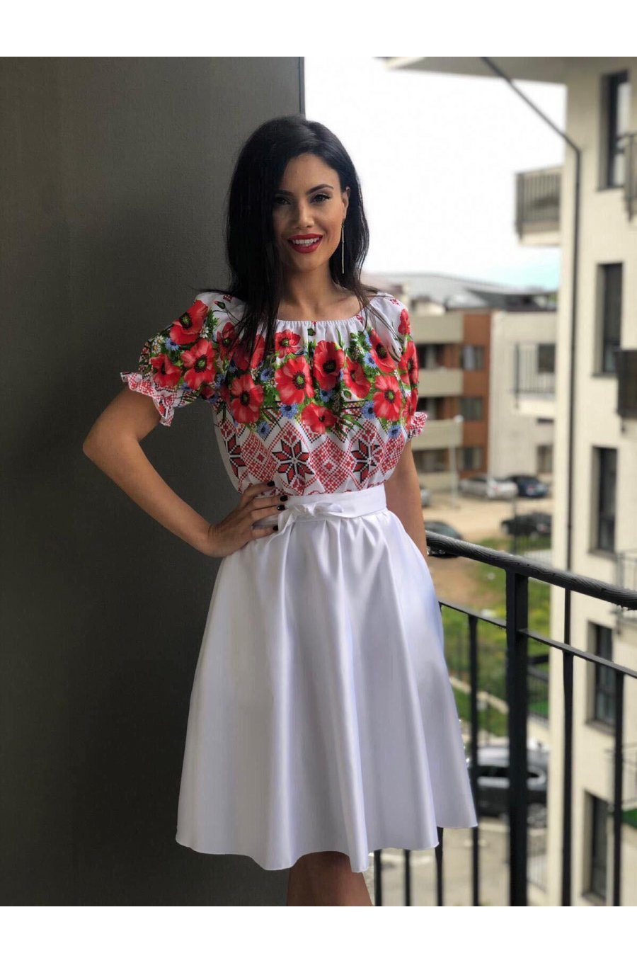 Rochie de zi midi traditionala in clos din tafta alba cu maci Adana 1 - jojofashion.ro