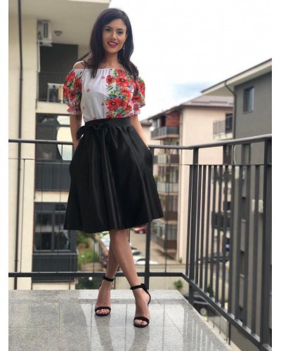 Rochie de zi midi traditionala in clos tafta cu maci Adana Rochie de zi midi traditionala in clos tafta cu maci Adana - jojofashion.ro