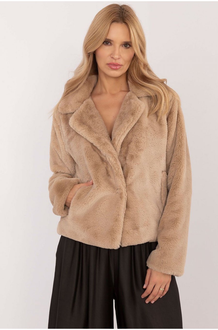 Geaca dama de iarna scurta, din blana eco bej, Yanira Geaca dama de iarna scurta, din blana eco bej, Yanira 1 - jojofashion.ro