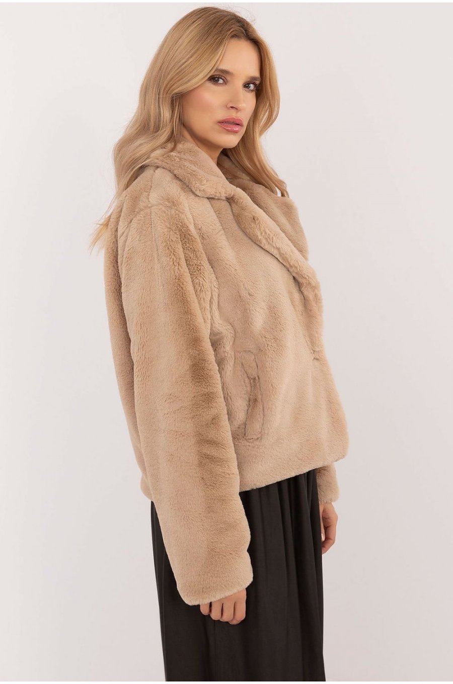 Geaca dama de iarna scurta, din blana eco bej, Yanira Geaca dama de iarna scurta, din blana eco bej, Yanira 2 - jojofashion.ro